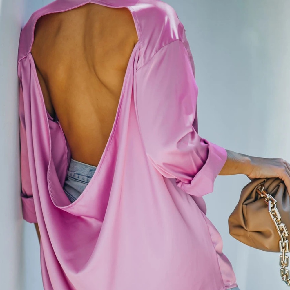 DAZZLE BACKLESS SATIN BUTTON DOWN BLOUSE - PINK